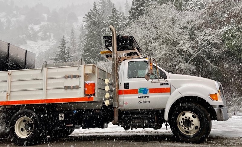 A CalTrans truck along the 101 north of Willits. (A.F. Baumann / The Mendocino Voice)
