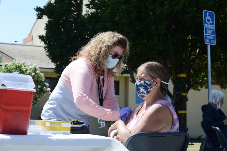 Angle Slater administra la vacuna Pfizer-BioNTech COVID-19 a Annette Tuttle de Covelo. El Condado de Mendocino tuvo su primera Clínica de Vacunación de COVID-19 en Covelo, California el 21 de abril 2021 (Dana Ullman / The Mendocino Voice)